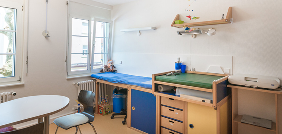 Kinderarztpraxis Waldshut-Tiengen Dr. med. Klaus Peter Ruehs Behandlungszimmer